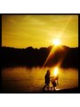 リリアーナ(LILIANA) 夕焼けを背に無邪気に遊ぶ子供達の写真