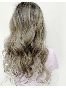 トリニティ(trinity) 透明感たっぷりグレージュカラーブリーチカラー【豊見城】