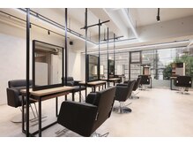 ズッカ(ZuKKa)の雰囲気（席の感覚を広く、開放感のある広々空間♪[髪質改善/縮毛矯正]）