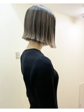 バーチョ(bacio) アッシュブロンドバレイヤージュ ボブ