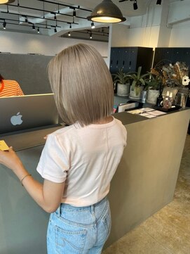 メリー オオサカ(Merly Osaka) ショートボブ×ブロンドカラー_blond beige color_