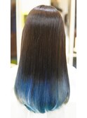 ロカビリーブルーなハーフカラーストレートヘア