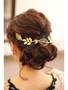 レアリス ヘアーデザイン(REALIS hair design) 編み込みとアクセで下めにまとめる
