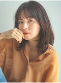 前髪パーマとグレーベージュ大人可愛いミディアム