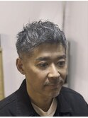 大人のグレイヘアーショート
