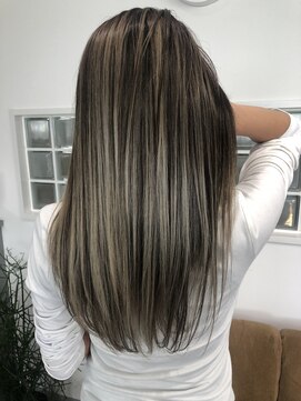 カラ ヘアーサロン(Kala Hair Salon) グレー系大人バレイヤージュ