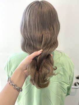 アライブ ハラジュク(ALIVE harajuku) 人気なミルクティーカラー