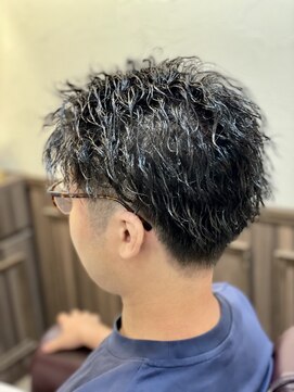 ミリオンバックス 上野(Million Bucks) アップバングツイストスパイラルパーマ【スキンフェード】