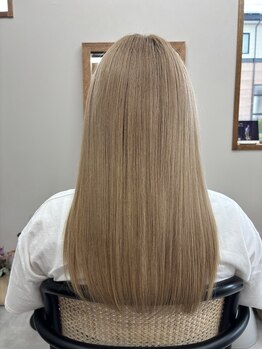 スロム(slom)の写真/パサつきや広がりを抑えたいあなたへ。厳選トリートメントで芯から潤い、指通り滑らかな艶髪が叶います☆