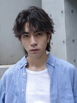 ナチュラルな質感が人気の無造作パーマ×センターパートウルフ