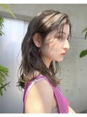 光に透けるグレージュカラー