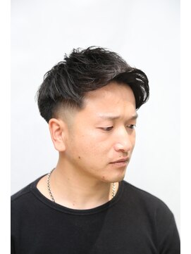 メンズアップバングフェードスタイル