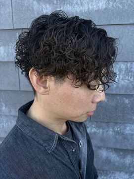 ヒュイル バイ ニアウ(Hwyl by Niau) MEN’S HAIRマッシュパーマ波巻スパイラルパーマセンターパート