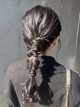 ピークアブー 原宿ハラカド(PEEK-A-BOO) ヘアセット 結婚式ヘア  お呼ばれヘア ローポニー 編み下ろし