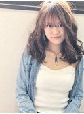 髪の毛が柔らかく動いて見えるおしゃれ度アップなカールヘア