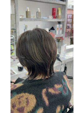 トウキョウヨシつね 御幸ヶ原店(TOKYO Yoshi) シルバーカラーハイライトのウルフショートスタイル