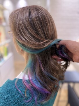 ステア ケース(stair case) おろしてもあげてもインパクトのあるインナーカラー 脱白髪染め