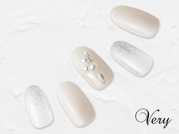 キラキラの花ネイル