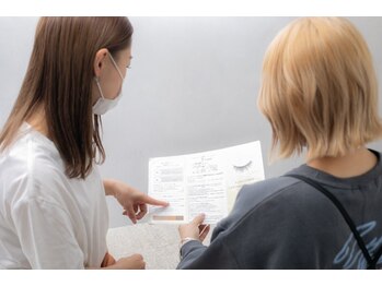 眉毛とまつげパーマ専門店 Noel rita【ノエルリタ】浦和東口店/カウンセリング風景