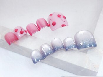 ディバイン ネイルズ(DIVINE NAILS)の写真/隙がないオシャレな指先♪色鮮やかな抜け感あるデザイン&カラーで足先を魅力的に《デザイン定額¥7500》