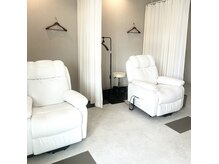 シー ベル(shh...Belle)の雰囲気（店内は白基調の落ち着いた空間です☆）