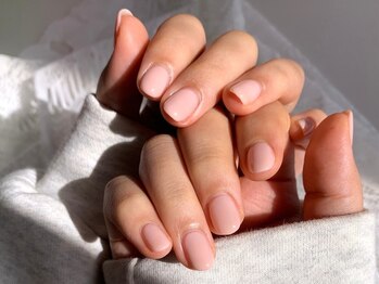 ふわふわE 新宿の写真/ツヤ感溢れるパラジェルシンプルネイルで指先から美しく。パラジェルのツヤと絶妙な色で上品な仕上がりに♪