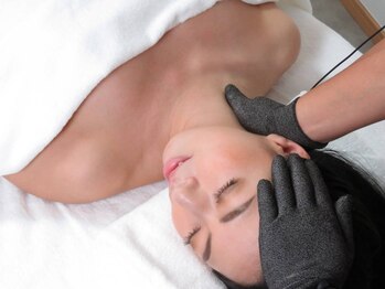 エクリュ(ecru)/FTIグローブによる小顔頭蓋調整