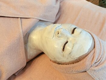 エノハ(enoha)の写真/【透き通る肌へ】くすみを一掃！透明感溢れる肌へ◎首・唇・目元までパックし細かい部分まで徹底ケア☆