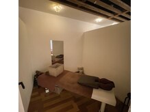 沖縄リラクの雰囲気(完全ドア付き個室♪全身鏡付き)