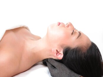 エクリュ(ecru)/FTIグローブによる小顔頭蓋調整