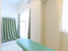 所沢西口連動整体院/明るく奥行がある清潔な店内