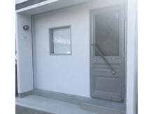 アグレン(AGLEN)の雰囲気（大きな扉が目印☆広々とした清潔感のある店内を一人で貸切）