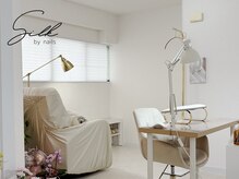 白とベージュに包まれる、洗練されたくつろぎのネイル空間