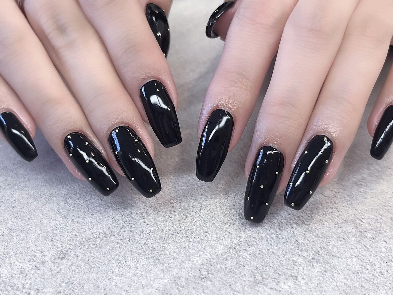 2026年冬トレンド】ニュアンス ブラック ハンドのネイルデザイン集