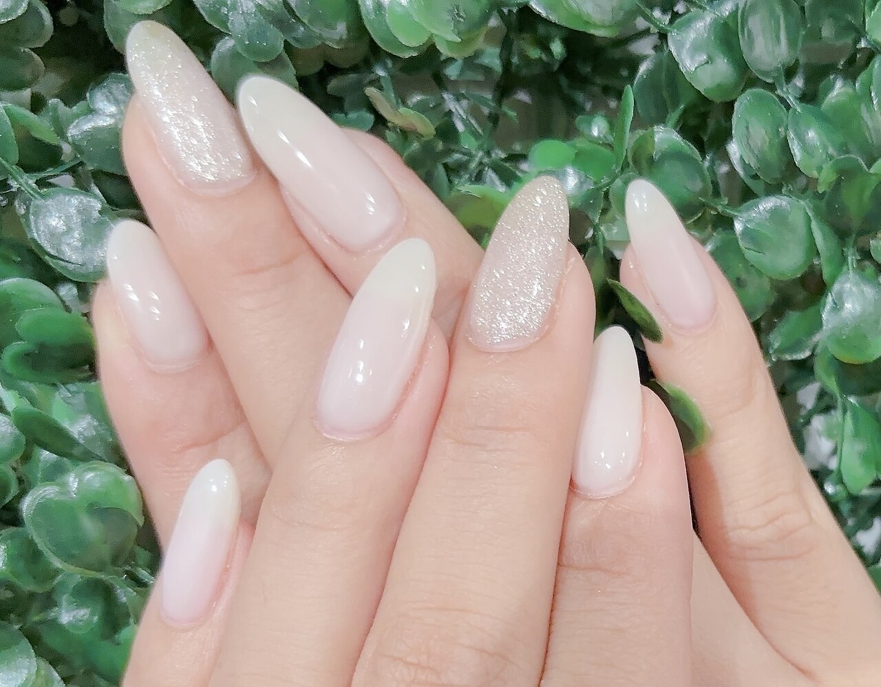 2026年冬トレンド】シアーホワイトのネイルデザイン集｜人気順