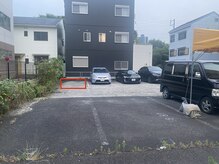リベルテ(liberte’)の雰囲気（建物横の黄色いテントがある駐車場、画像の赤枠になります）