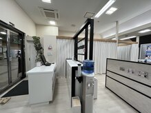 げんき堂整骨院 ゲンキプラス JR桑園駅(GENKI Plus)の雰囲気（待合スペースからみた院内　ベッドはカーテンで仕切られています）