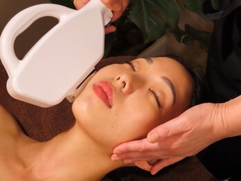 トータルビューティー カルーナの写真/【リフトアップ小顔効果☆】光フェイシャル¥9900→¥5500★ワントーン明るいお肌へ導きます♪施術後化粧◎