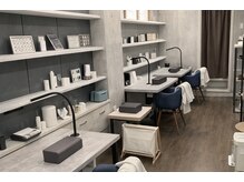 イロハネイル(IROHA NAIL)の雰囲気(コンクリ壁と木目調が特徴のネイルサロンです◎)