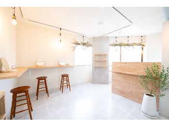 リア 門前仲町店(li'a)/白を基調とした落ち着いた雰囲気