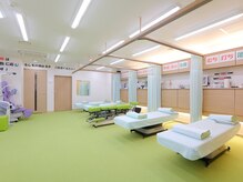 よし鍼灸接骨院 南堀江院の雰囲気（広々とした清潔感のある院内です！）