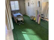 世田谷SY整骨院の雰囲気(コンクリート×グリーン×ウッドでナチュラルな雰囲気に)