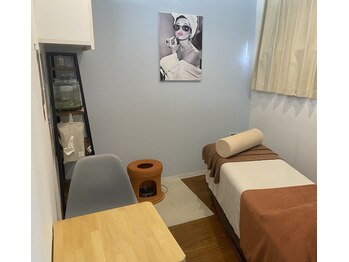 メリーオーシャンズ(merry ocean’s)/白とブラウンを基調とした内観