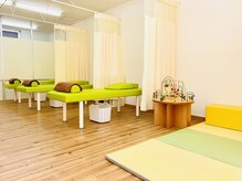 どんぐり鍼灸院 接骨院の雰囲気（【肩こり・腰痛】清潔感ある広々スペースで、ご褒美メンテナンス）