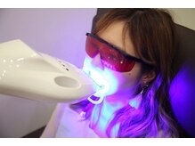 プリモ美歯口(PRIMO美歯口)の雰囲気（オープナーを装着し溶液を塗布後、LEDの照射をしていただきます）