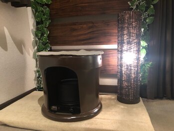 エステ よもぎ蒸し トータルリラクゼーションサロン ビジュ(Bijou)の写真/黄土100％の座器や壺を使用した黄土漢方蒸し☆遠赤外線効果で発汗/温活/むくみ改善/全身デトックス！