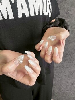 アリア(Aria)の写真/指先も目元も美しく☆仕事や家事でお忙しい方は、同時施術で時短美容♪ネイルもまつ毛も眉も一度で綺麗に◎