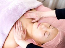 グロッシーサロン(Glossy salon)の雰囲気（オールハンドの肩首マッサージでお疲れ肌もパッと明るいお肌に♪）