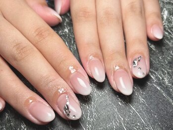 アジュールネイル 上本町店(AzurNail)の写真/短いお爪でも映える☆季節の変わり目も楽しめるデザインが豊富♪定額デザインで、季節を彩る指先へ♪