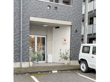 クリエイティブサロンナオ(Creative Salon Nao)の雰囲気（サロン入口＆エントランス駐車場正面２台・駐輪場ドア左側部分）